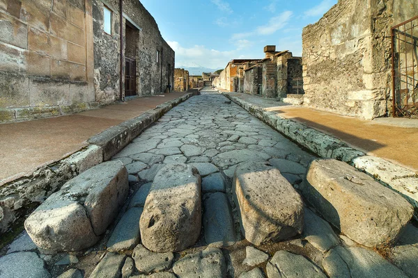 Ulica w ruinach pompei, Włochy. — Zdjęcie stockowe