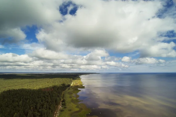 De Golf van de kust van Riga, Letland. — Stockfoto