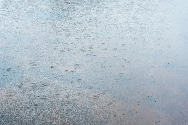 Regen op het wateroppervlak. — Stockfoto