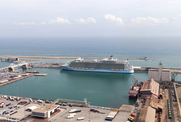 Navio de passageiros no porto de Barcelona . — Fotografia de Stock