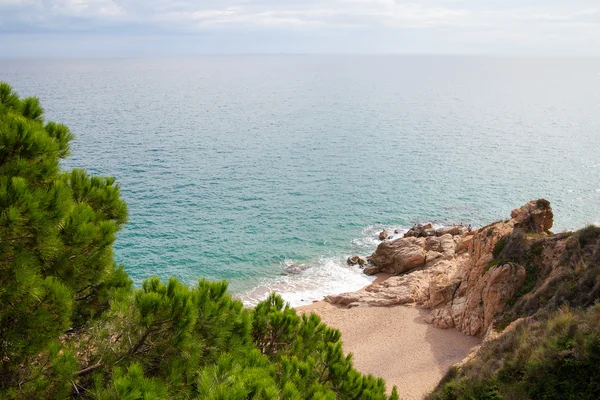 Costa do mar Mediterrâneo na cidade de Callelle, Catalunha, Espanha . — Fotografia de Stock