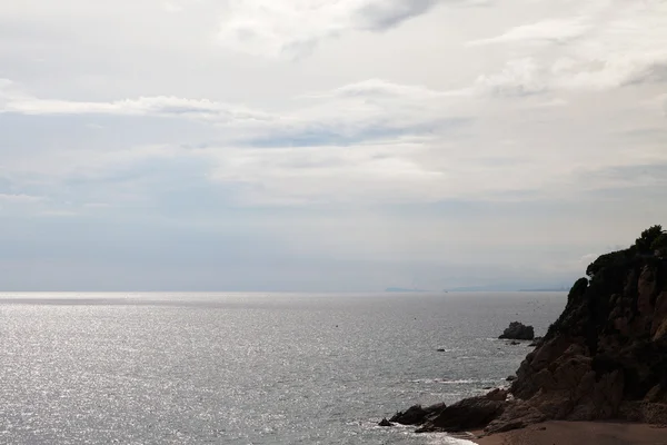 Средиземное морское побережье в городе Каллель, Каталония, Испания . — стоковое фото