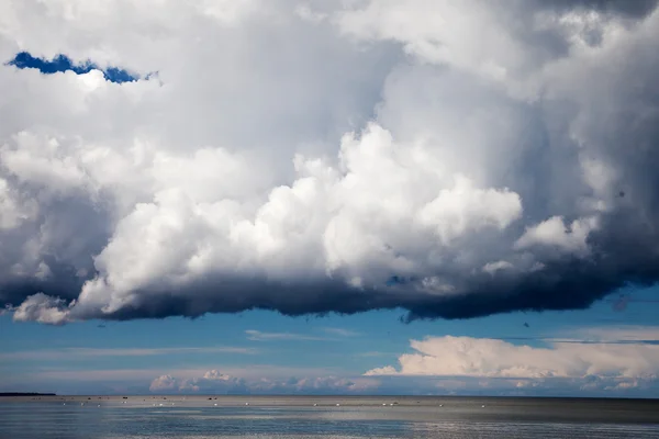 Grande nube sul Baltico . — Foto Stock