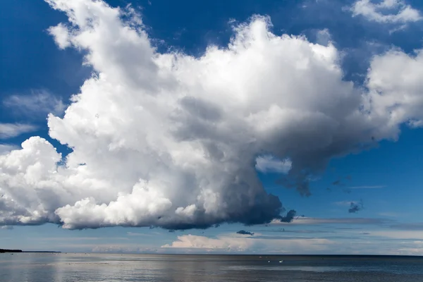 Grand nuage sur la Baltique . — Photo