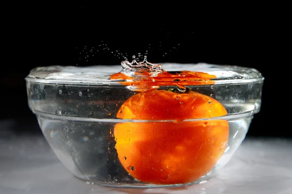 Tomate en agua . — Foto de Stock