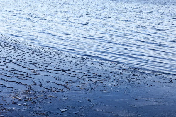 Frisches Eis auf dem See. — Stockfoto
