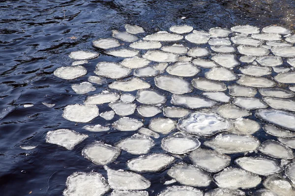 Frisches Eis auf dem See. — Stockfoto