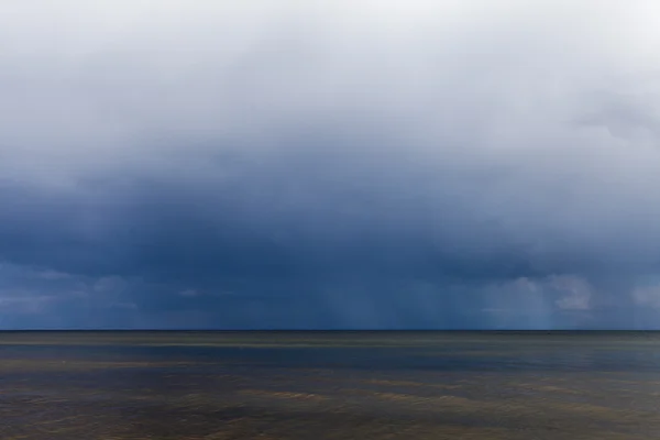 Zamračená obloha nad Baltské moře. — Stock fotografie
