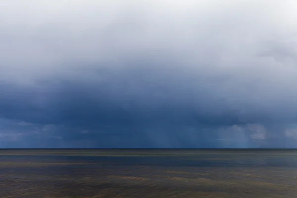 Cielo nublado sobre el mar Báltico . — Foto de Stock