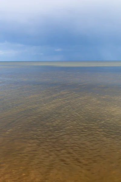 Bewolkte hemel over Baltische Zee. — Stockfoto