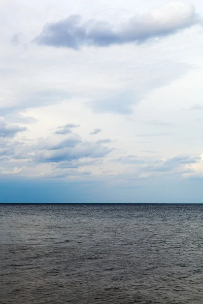 Céu nublado sobre o mar Báltico . — Fotografia de Stock