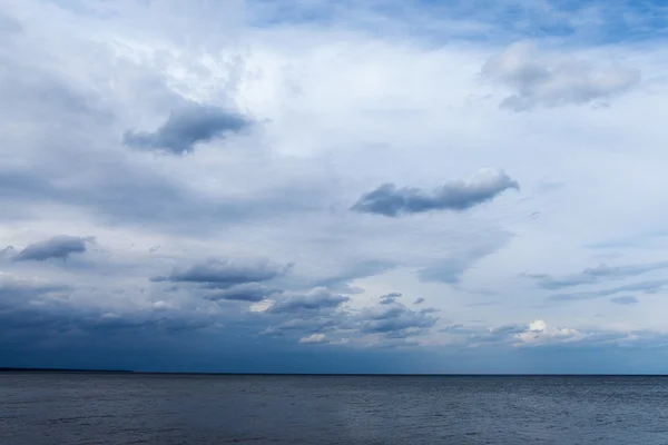 Cielo nublado sobre el mar Báltico . — Foto de Stock