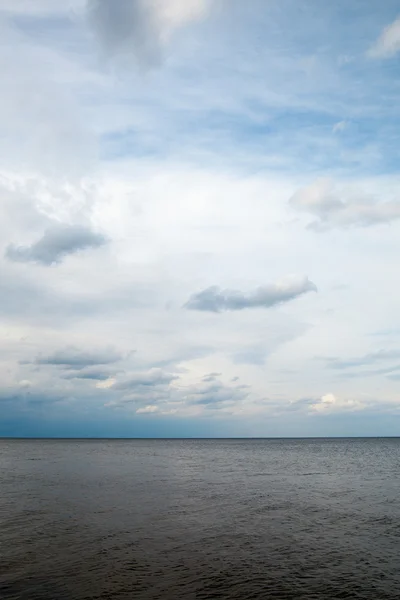 Cielo nublado sobre el mar Báltico . — Foto de Stock