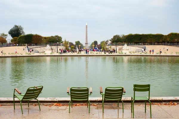 Bassin in de tuin van de Tuilerieën in Parijs, Frankrijk. — Stockfoto