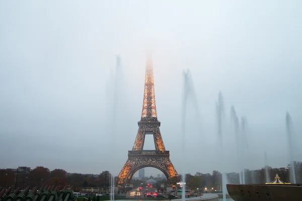 Eiffel Tower and fountains in evening fog. — Stock Photo, Image