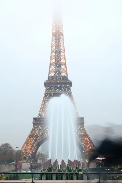 Eiffel Tower and fountains in evening fog. — Stock Photo, Image