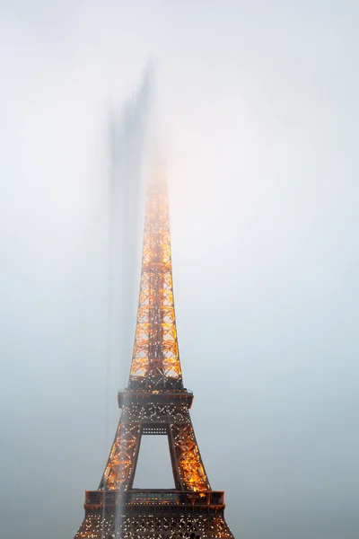 Eiffel Tower and fountains in evening fog. — Stock Photo, Image