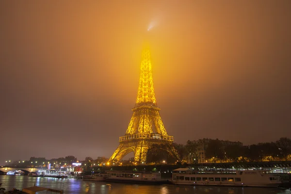 Torre Eiffel, París, Francia en la niebla de la noche . —  Fotos de Stock