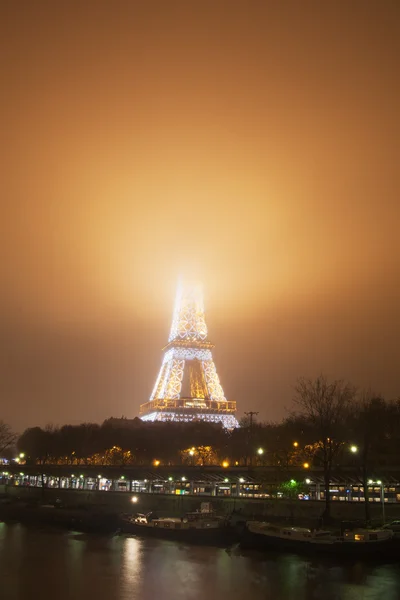 Eiffel Tower, Paris,France  in evening fog. — Stock Photo, Image