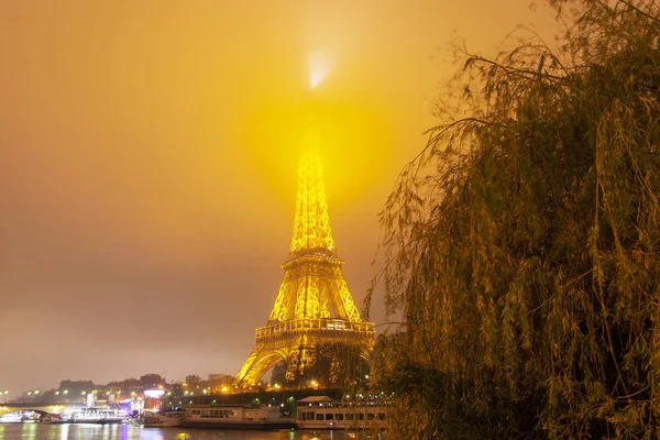 Torre Eiffel, París, Francia en la niebla de la noche . — Foto de Stock