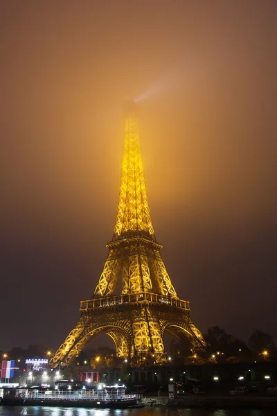 Torre Eiffel, París, Francia en la niebla de la noche . —  Fotos de Stock