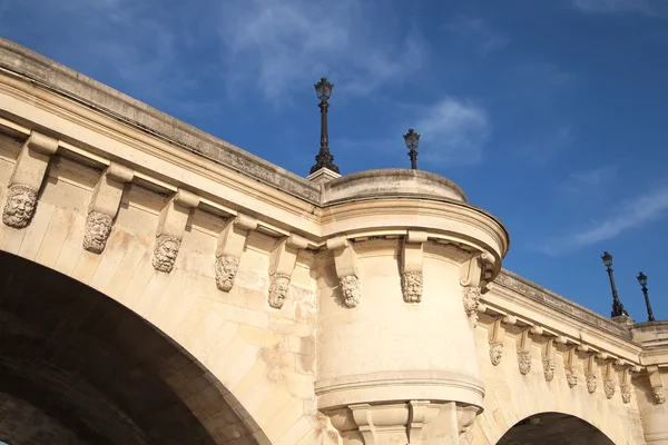 Fragment van Parijs brug Pont Neuf, Frankrijk. — Stockfoto