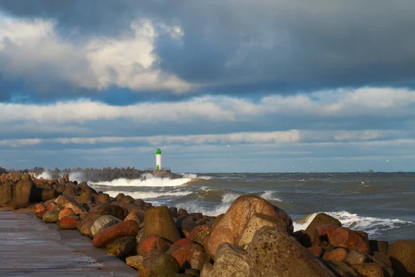 Wellenbrecher im Sturm. — Stockfoto