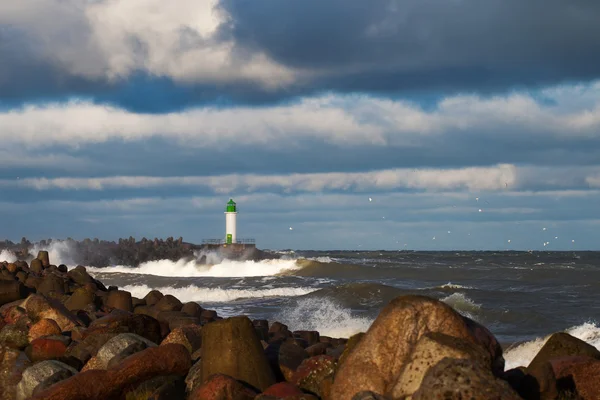 Vågbrytaren i storm. — Stockfoto