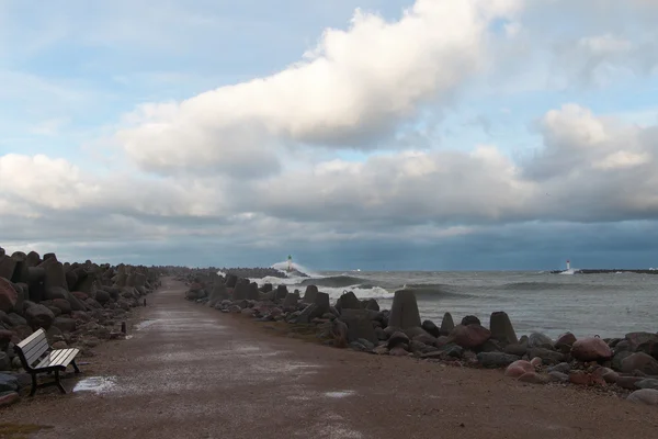 Rompeolas en tormenta . —  Fotos de Stock