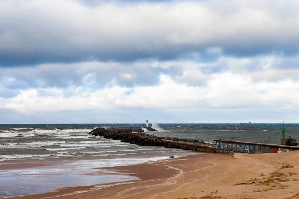 Le brise-lames dans la tempête . — Photo