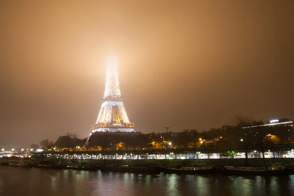 Torre Eiffel, París, Francia en la niebla de la noche . —  Fotos de Stock