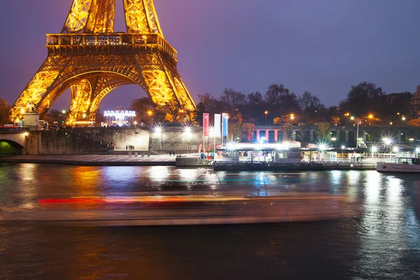 Torre Eiffel, Paris, França no nevoeiro da noite . — Fotografia de Stock