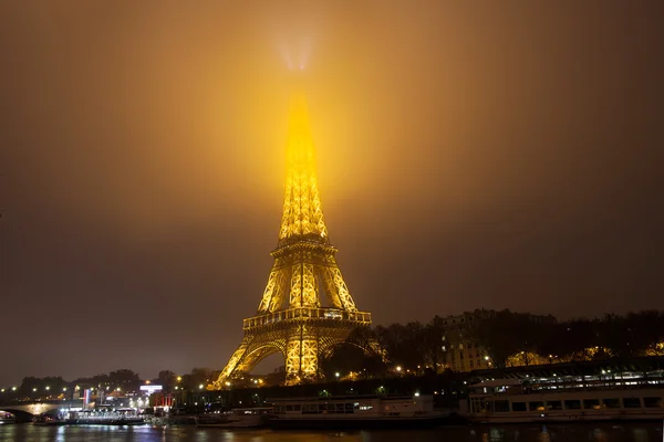 Torre Eiffel, París, Francia en la niebla de la noche . —  Fotos de Stock