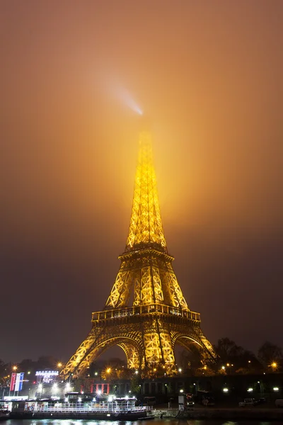 De toren van Eiffel, Paris, Frankrijk in avond mist. — Stockfoto