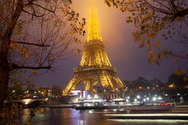 Eiffeltornet, Paris, Frankrike i kväll dimma. Stockfoto