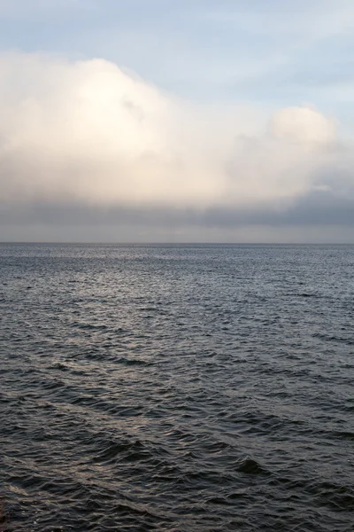 Na morzu, zachmurzenie. — Zdjęcie stockowe