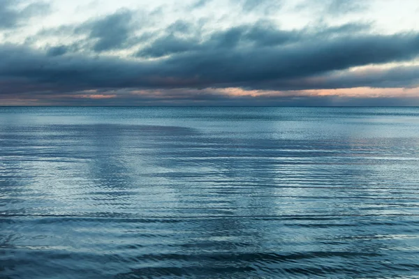 Mar Báltico frío a principios de invierno . — Foto de Stock