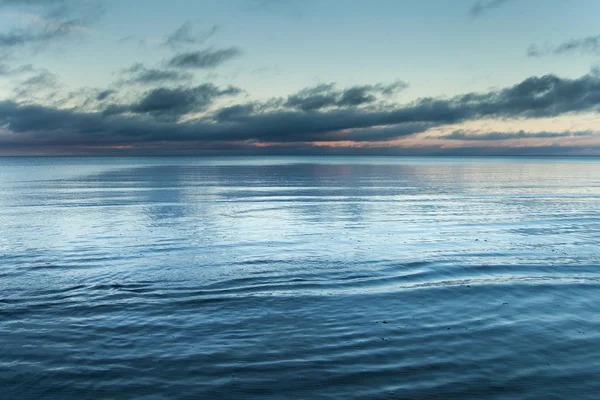 Холодное Балтийское море в начале зимы . — стоковое фото