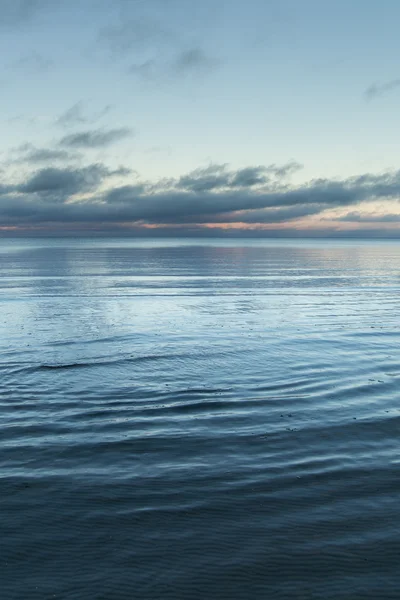 Mar Báltico frio no início do inverno . — Fotografia de Stock