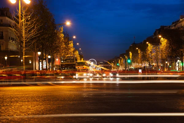 Champs-Élysées parisiens en soirée , — Photo