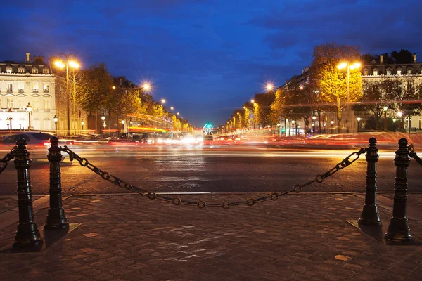 Paryskich Champs Elysees w wieczór, — Zdjęcie stockowe