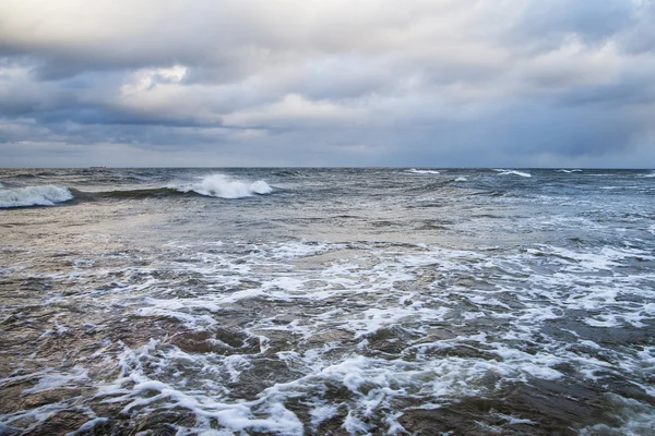 Winderige dag in Baltische Zee. — Stockfoto