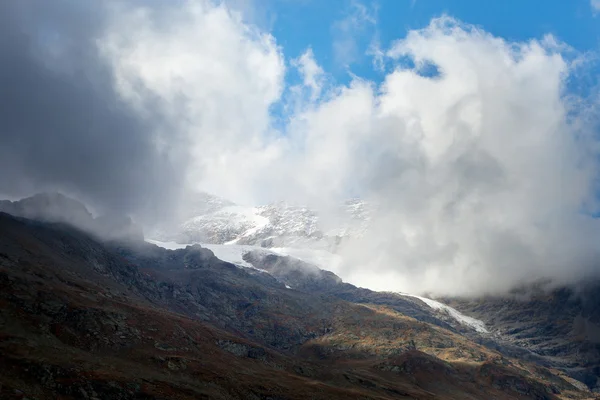 Nuvens em Alpes . — Fotografia de Stock