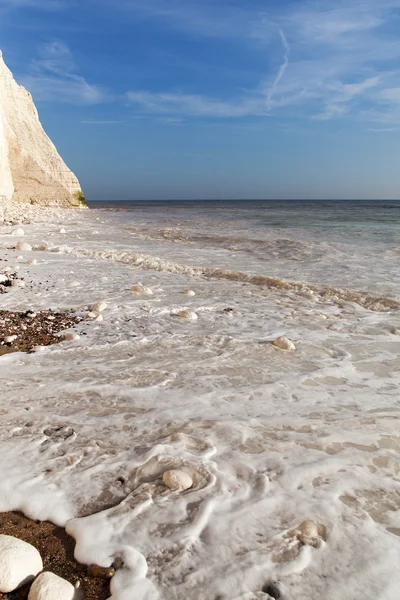 Bílá mořská voda v Seven Sisters křídové útesy, Anglie. — Stock fotografie