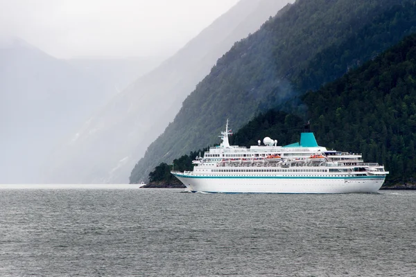 Het schip in fjord, Noorwegen. — Stockfoto