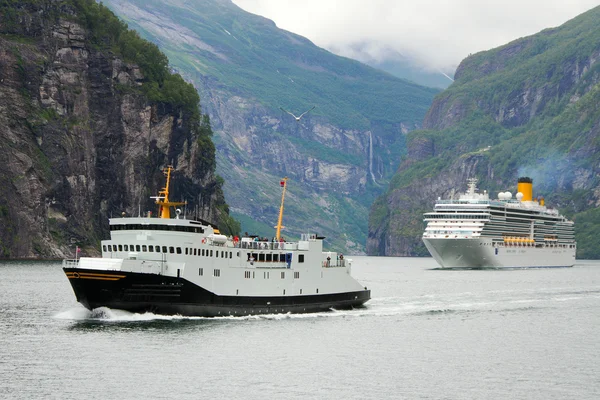 Schepen in fjord, Noorwegen. — Stockfoto