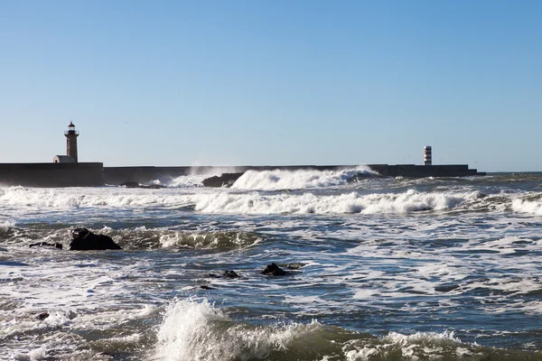 Portekiz kıyısında Atlantik dalgaları. — Stok fotoğraf