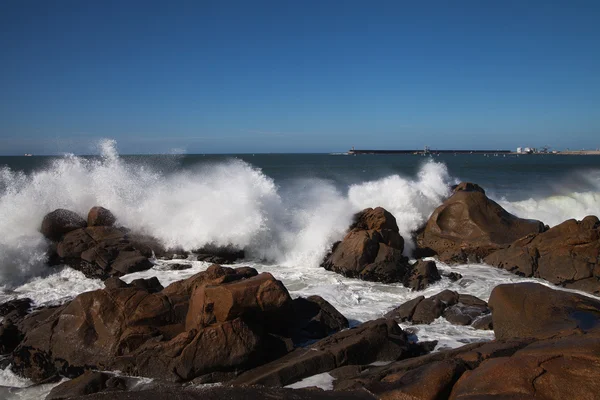 Atlantické vlny na pobřeží Portugalska. — Stock fotografie