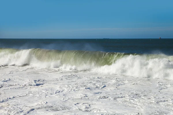 Atlantic vågor på Portugal utmed kusten. — Stockfoto