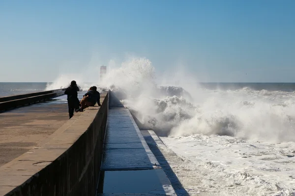 Vågor på brekwater i Porto, Portugal. — Stockfoto